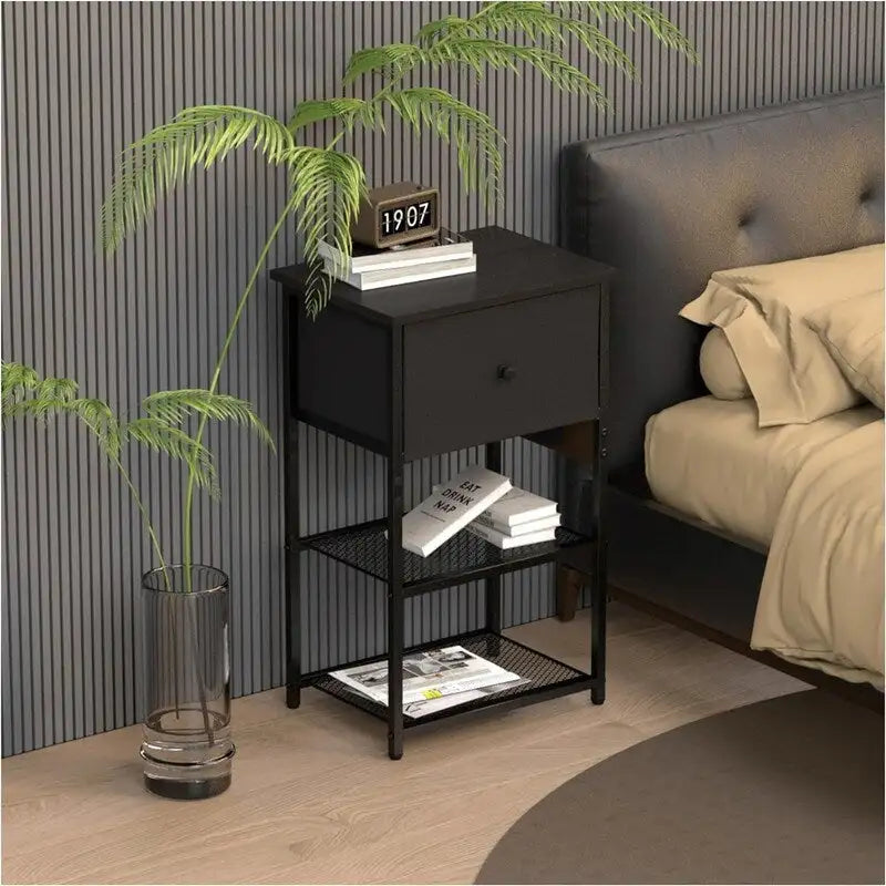 Table de chevet noire avec plateau en bois et station de recharge, simple